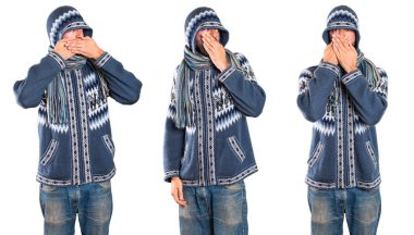 Adam kümesiyle ağzını kapsayan kış giysileri