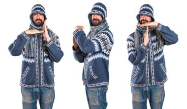 Zaman aşımı jest yapma kış giysileri ile adam ayarla