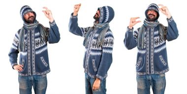 Adam küçük işareti yapma kış giysileri ile ayarla