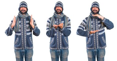 Adam bir dizi ile bir şey tutan kış giysileri