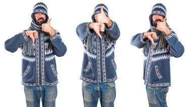 Adam kümesiyle iyi-kötü işaret yapma kış giysileri