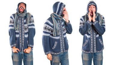 Kış giysileri bağıran adam kümesiyle