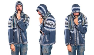 Adam kusma jest yapma kış giysileri ile ayarla