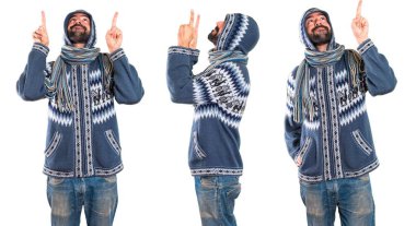 Adam kümesiyle kış giysileri yukarı dönük