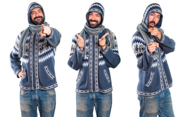 Adam kümesiyle önüne işaret kış giysileri