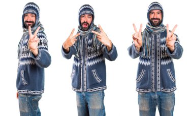 Adam zafer jest yapma kış giysileri ile ayarla