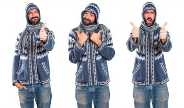 Adamın başparmak ile kış giysileri ile ayarla