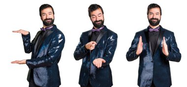 Bir şey tutan payet ceket ile yakışıklı adam