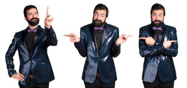 Laterallerin şüpheleri ve işaret eden oktan yukarı işaret eden payet ceket ile yakışıklı adam