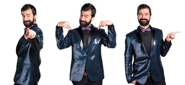 Yakışıklı adam lateral için aşağıyı payet ceket ve açık