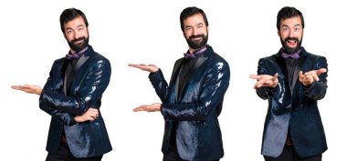 Bir şey sunmak payet ceket ile yakışıklı adam