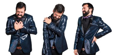 Omuz ağrısı, ceketle payet ile yakışıklı adam sırt ağrısı ve kalp ağrısı