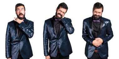 Yakışıklı adamla payet ceket ile boyun ağrısı, karın ağrısı ve boyun ağrısı