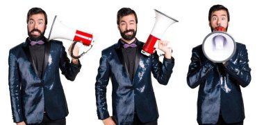 Megafon tarafından bağırarak payet ceket ile yakışıklı adam