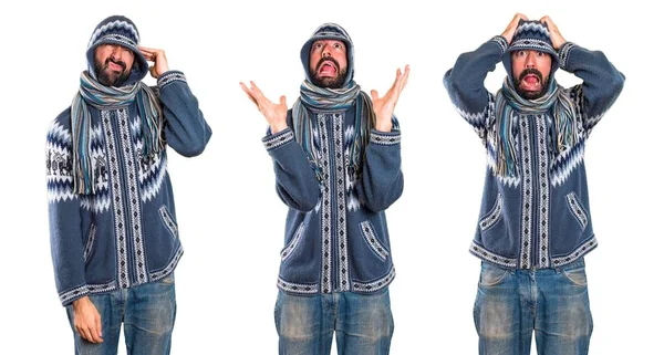 Kış giysileri ile sinirli adam kümesi