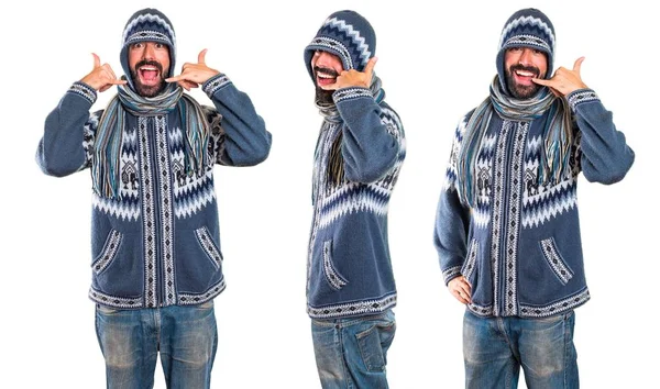 Conjunto de Hombre con ropa de invierno haciendo gesto de teléfono — Foto de Stock