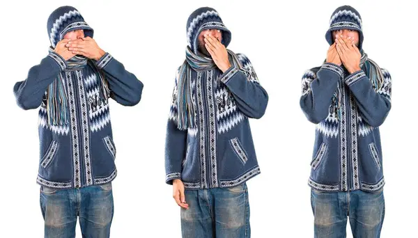 Adam kümesiyle ağzını kapsayan kış giysileri