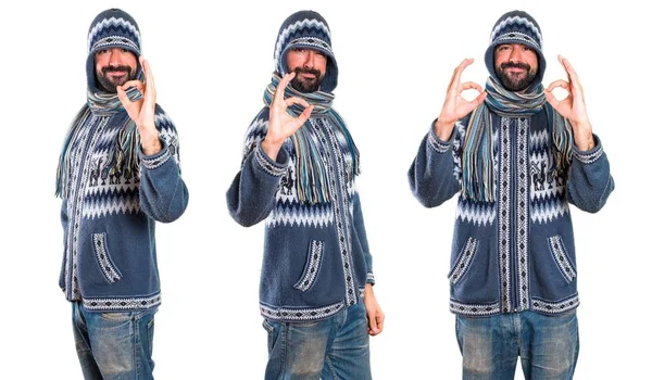 Adam kümesiyle kış giysileri Ok işareti yapmak