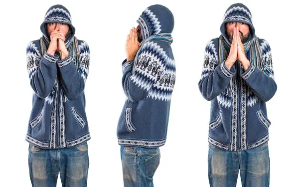 Adam kümesiyle yalvaran kış giysileri