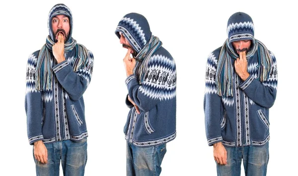 Adam kusma jest yapma kış giysileri ile ayarla