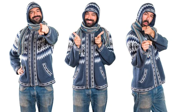 Adam kümesiyle önüne işaret kış giysileri