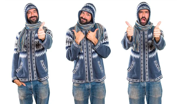 Adamın başparmak ile kış giysileri ile ayarla