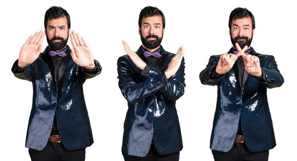 Hiçbir hareketi yapma payet ceket ile yakışıklı adam