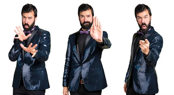 Dur işareti yapma payet ceket ile yakışıklı adam