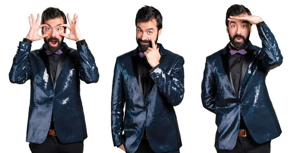 Bir şeyler gösteriyor payet ceket ile yakışıklı adam