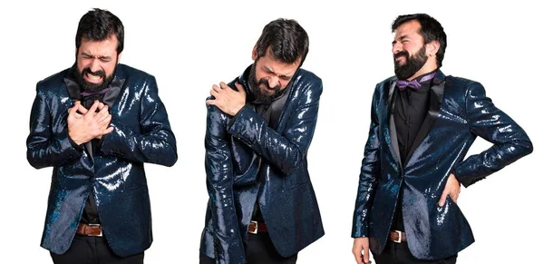 Omuz ağrısı, ceketle payet ile yakışıklı adam sırt ağrısı ve kalp ağrısı