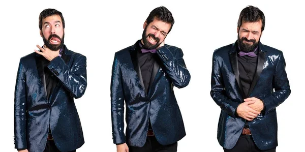 Yakışıklı adamla payet ceket ile boyun ağrısı, karın ağrısı ve boyun ağrısı