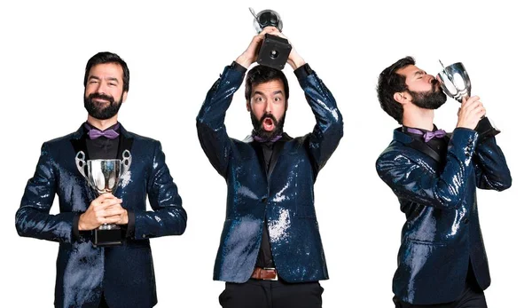 Bir kupa tutan payet ceket ile yakışıklı adam