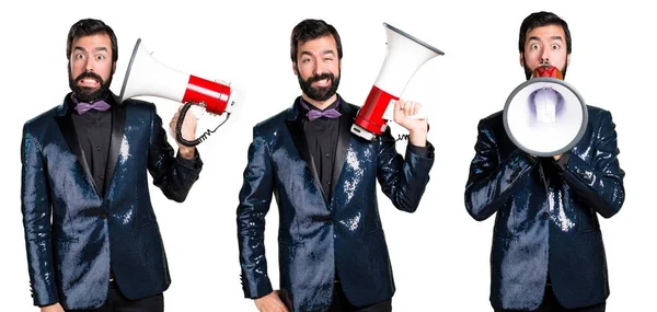 Megafon tarafından bağırarak payet ceket ile yakışıklı adam