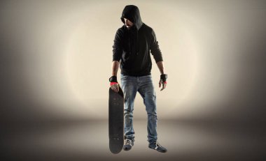 Sakallı yakışıklı esmer adam