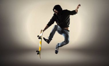 Atlama kaykay ile adam