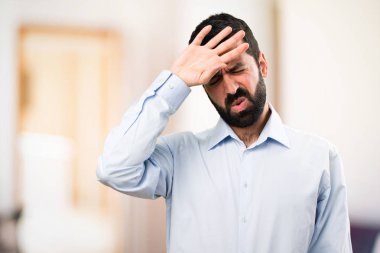 Ateşli odaklanmamış arka plan üzerinde sakallı yakışıklı adam