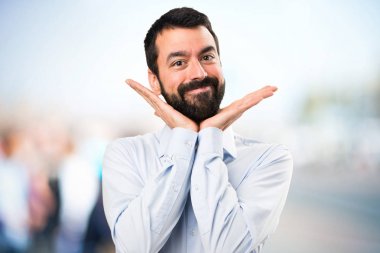 Ateşli odaklanmamış arka plan üzerinde sakallı yakışıklı adam