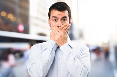 Onun dudaklarından odaklanmamış backgrou kapsayan sakallı yakışıklı adam