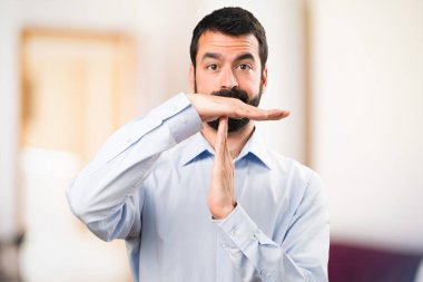 Sakal yapma zaman aşımı jest odaklanmamış bac ile yakışıklı adam