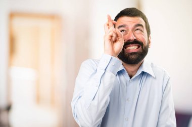 Parmaklarıyla odaklanmamış b geçiş sakallı yakışıklı adam