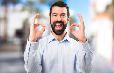 Tamam odaklanmamış arka plan üzerinde kayıt yapma sakallı yakışıklı adam