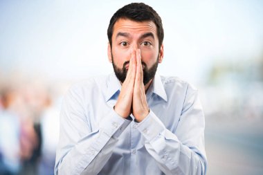 Odaklanmamış özgeçmişlerine yalvaran sakallı yakışıklı adam