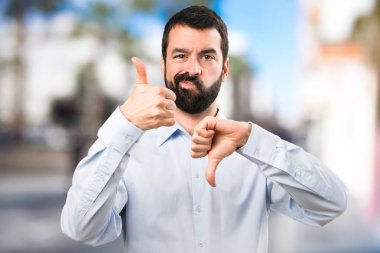 İyi-kötü işaret odaklanmamış backgr yapma sakallı yakışıklı adam