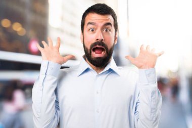 Sakal yapma sürpriz jest odaklanmamış bac ile yakışıklı adam