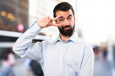 Odaklanmamış arka plan üzerinde dans sakallı yakışıklı adam