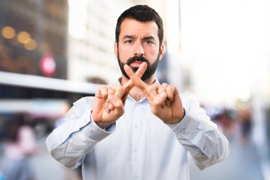 Hiç jest yapmak odaklanmamış adam sakallı yakışıklı adam