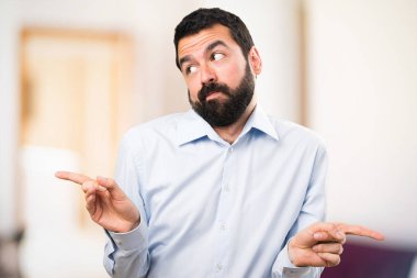 Şüphe o sahip laterallerin işaret eden sakallı yakışıklı adam