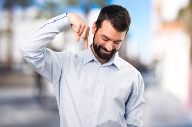 Sakal odaklanmamış arka plan üzerinde aşağıyı ile yakışıklı adam