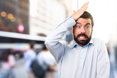 Şüpheleri odaklanmamış özgeçmişlerine sakallı yakışıklı adam