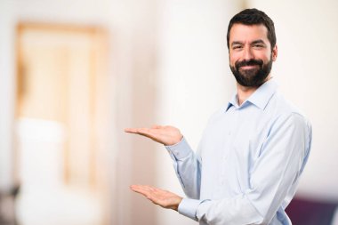 Bir şey üzerinde odaklanmamış backgr sunan sakallı yakışıklı adam